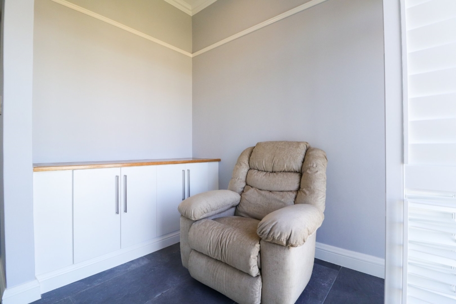 8 Bedroom Property for Sale in Reebok Western Cape